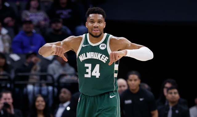 kaiyun-在勇士禁区当搅拌机！字母哥半场11中8砍18分4板3助